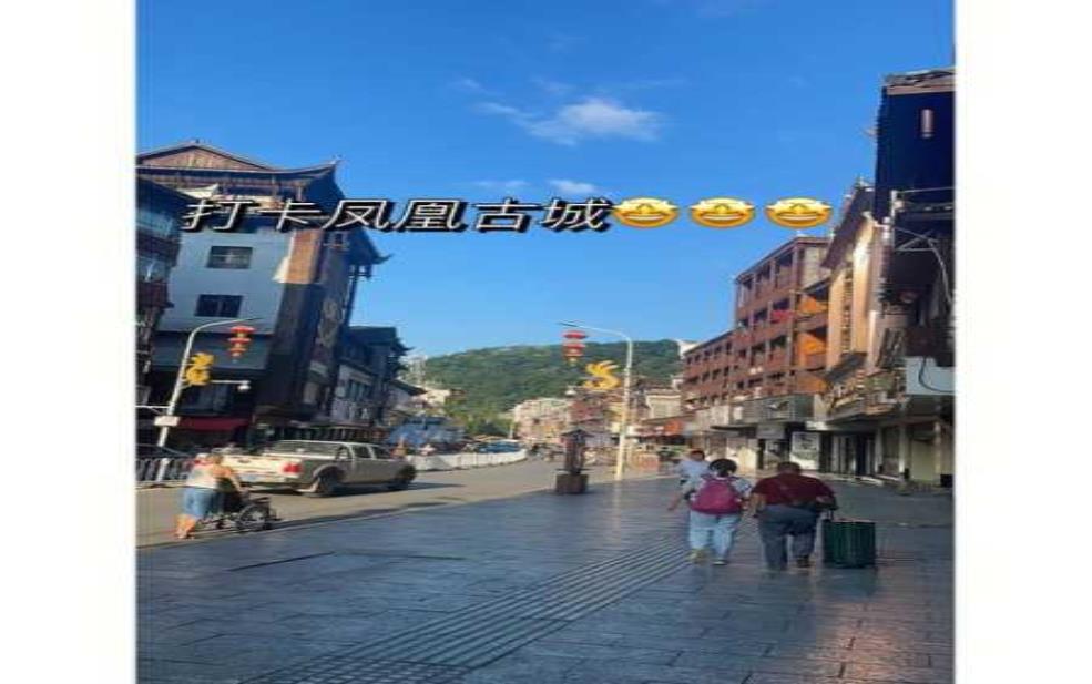 凤凰古城的恐怖:古董店的小褂子藏着什么秘密?