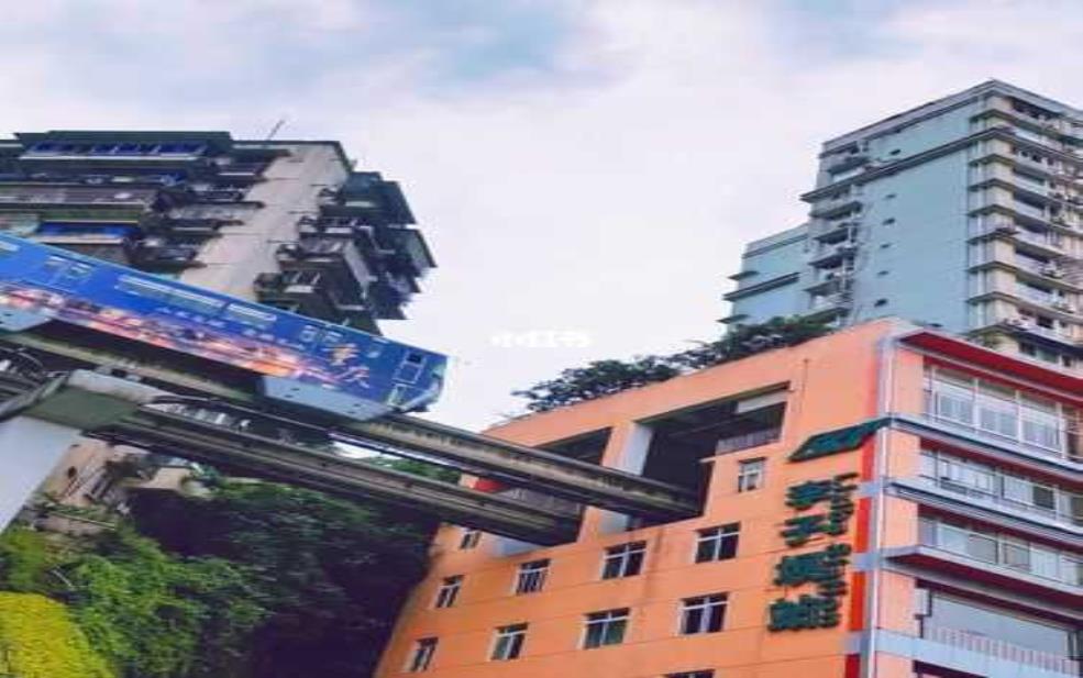 李子坝在哪里:这栋楼里住着人吗?