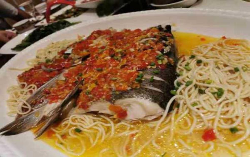  武当山建国饭店, 享受独特的山地美食体验 