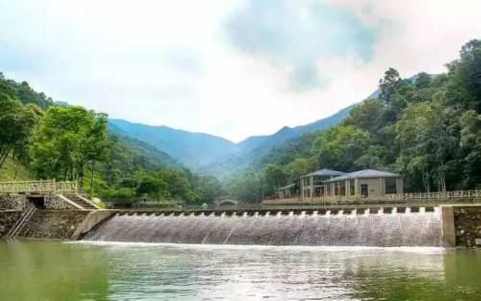 秋枫寨, 秋季旅游的绝佳选择是什么?
