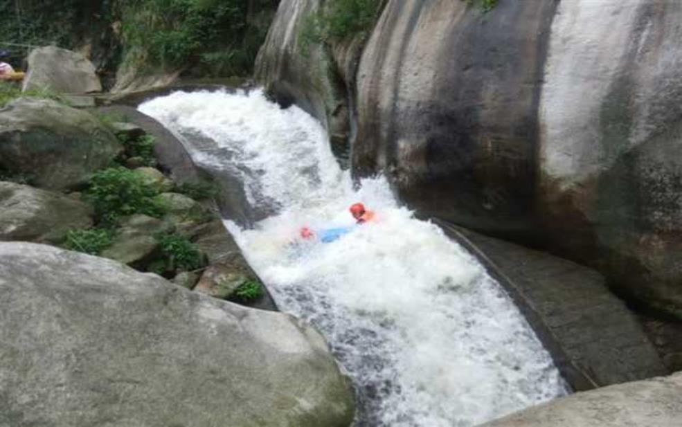  平江沱龙峡漂流，刺激与自然的完美结合 