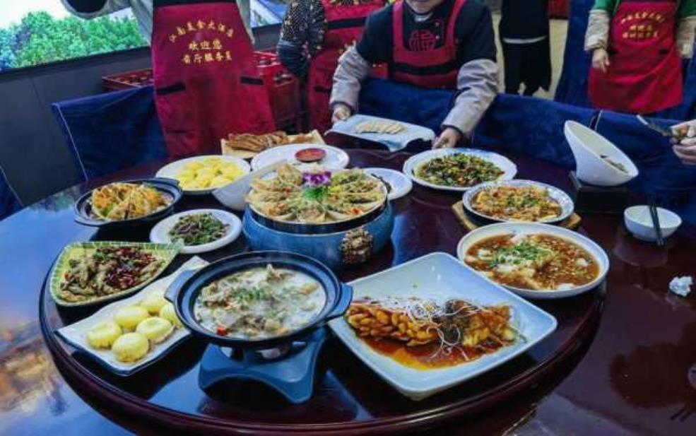  江南大酒店_独特的住宿体验和美食推荐 